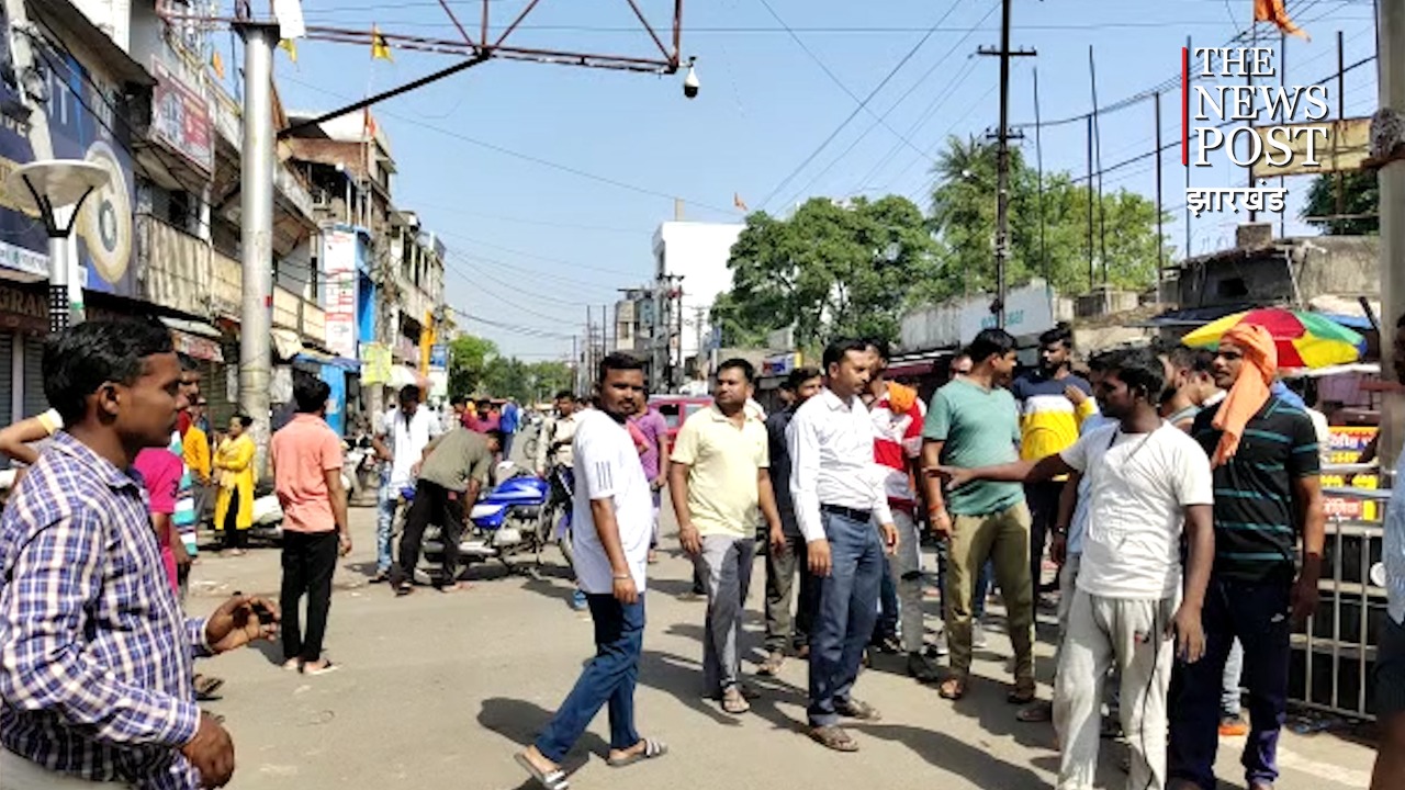 तेज रफ्तार का कहर : अज्ञात ट्रक की चपेट में आने से छात्र की मौत, आक्रोशित लोगों ने किया सड़क जाम