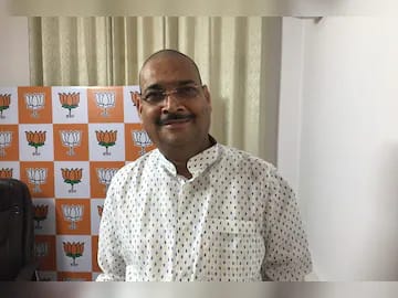 भाजपा सांसद और साहेबगंज डीएमओ की तस्वीर वायरल, सांसद ने क्या दी सफाई, पढ़िए पूरी खबर