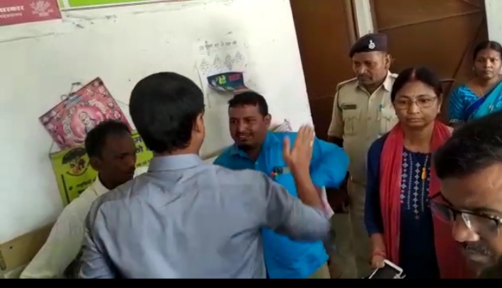 सीडीपीओ कार्यालय में बिचौलिए को देख भड़के एसडीओ, दनादन जड़ दिए कई थप्पड़