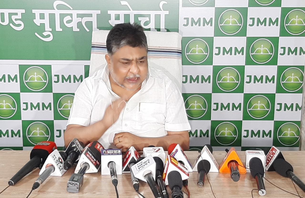 भाजपा सांसद के ट्वीट पर झामुमो ने उठाया सवाल, पूछा -  कार्रवाई से पहले कैसे मिलती है सूचना