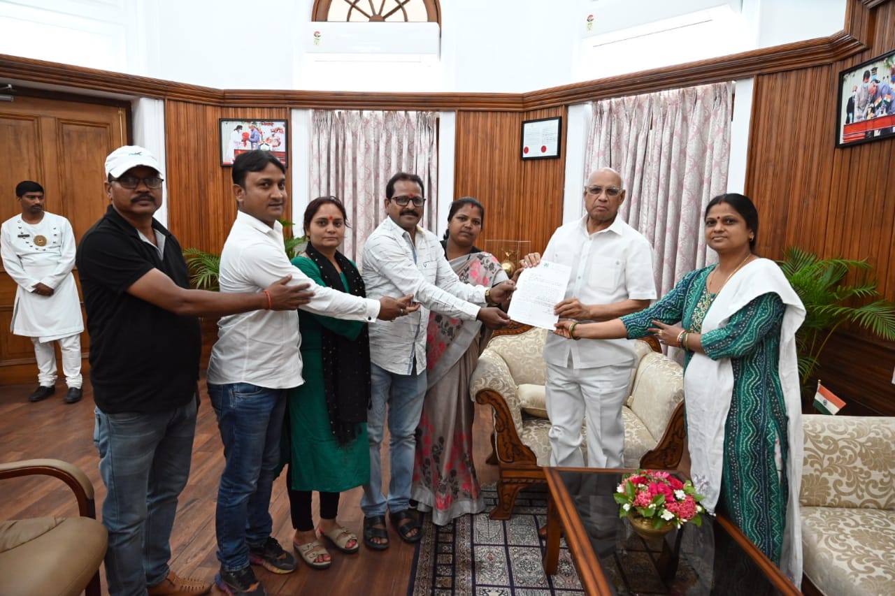 होल्डिंग टैक्स विरोध में राज्यपाल को सौंपा ज्ञापन