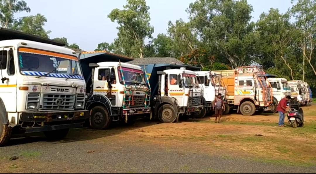 दुमका : अवैध परिवहन के खिलाफ जिला प्रशासन की बड़ी कार्रवाई, डीसी के नेतृत्व में रात भर चला अभियान, 50 से ज्यादा ओवरलोडेड वाहन जब्त