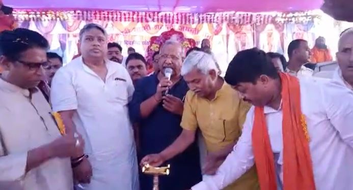 मंच टूटने पर बाल-बाल बचे डिप्टी सीएम तारकिशोर प्रसाद, जदयू जिलाध्यक्ष का पैर टूटा  