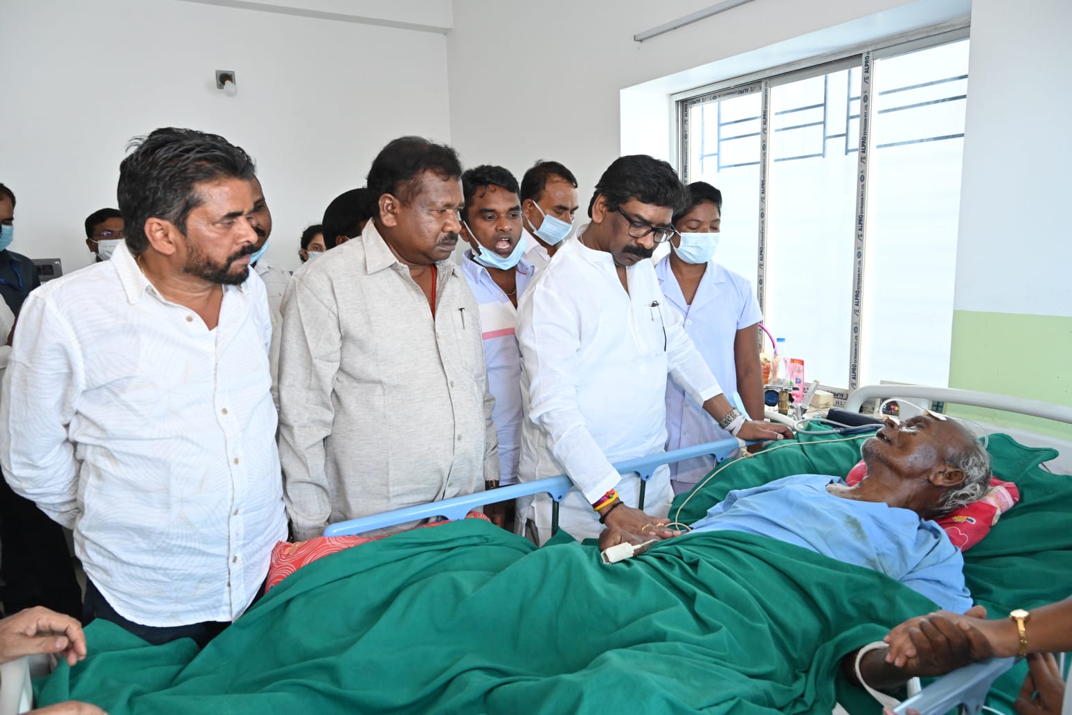 बीमार पूर्व मंत्री से मिलें सीएम हेमंत सोरेन, बेहतर इलाज का दिया भरोसा