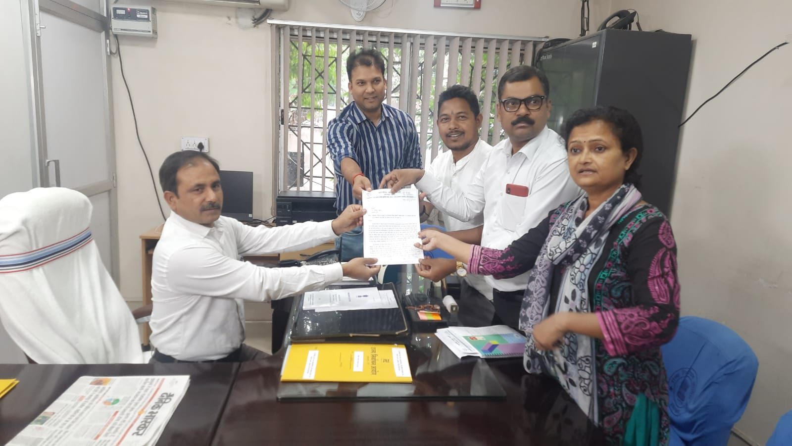 चुनाव कर्मियों पर जिप प्रत्याशी को 2 वोट से हराने का आरोप, निर्वाचन आयोग से जांच की मांग