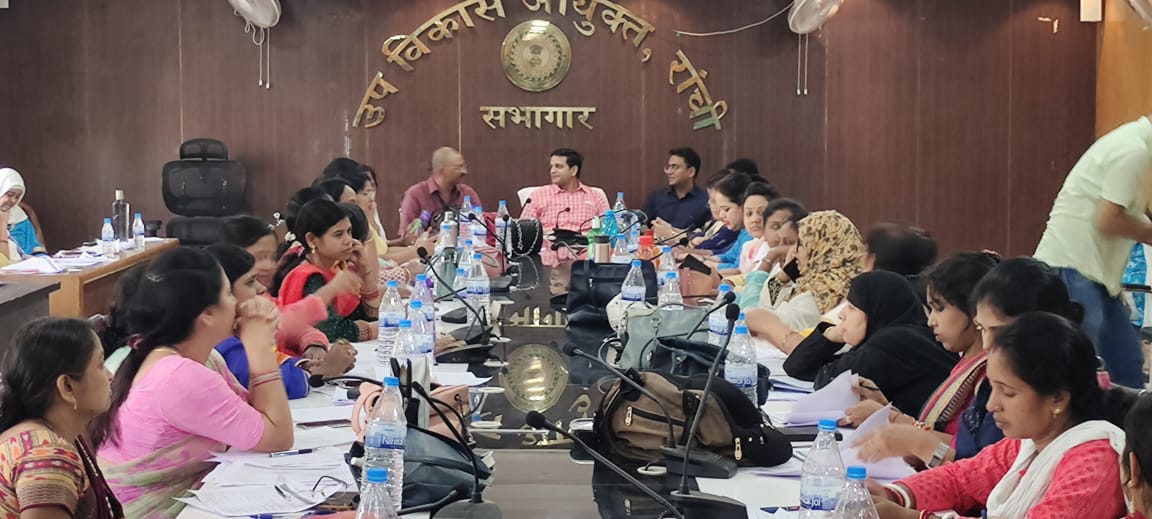 पंचायत चुनाव : चौथा और अंतिम चरण का मतदान जारी, अधिकारियों ने किया बुथों का निरीक्षण