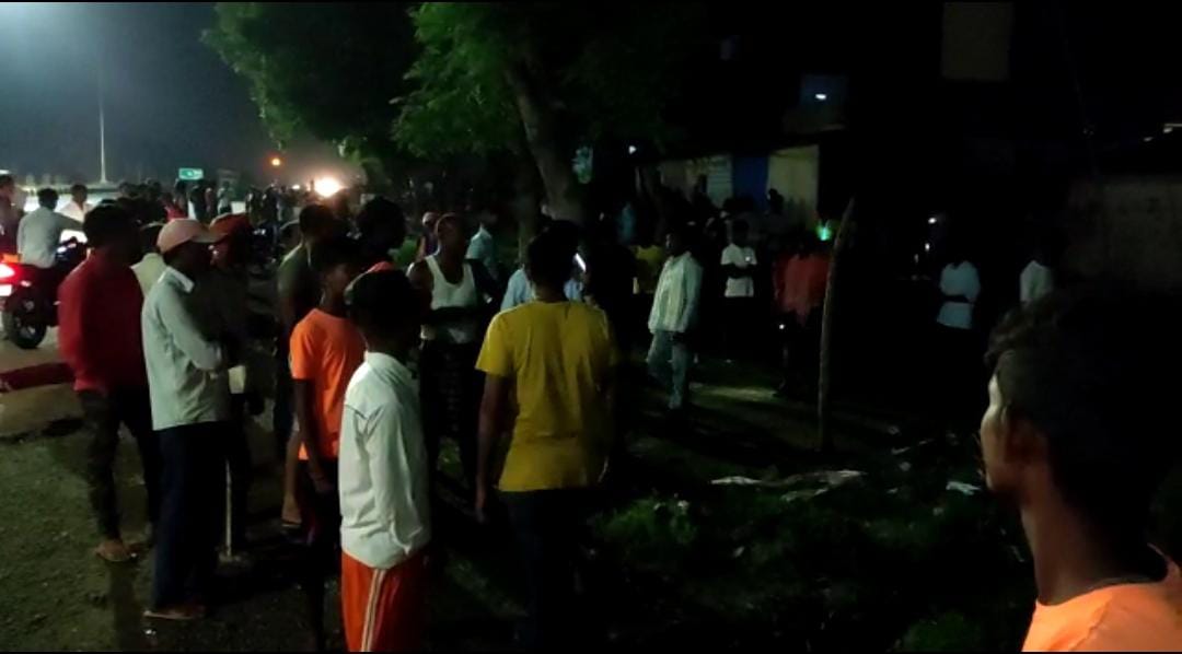 रफ्तार का कहर : धनबाद के तोपचांची में तेज रफ्तार कार ने खोया संतुलन, एक महिला की मौत, तीन घायल