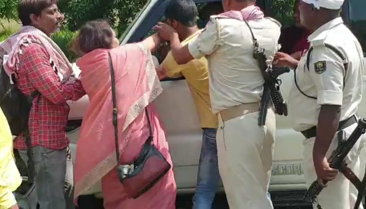 विधायक की दबंगई : लीची और आम तोड़ने पर अपनी भतीजी की जमकर की पिटाई