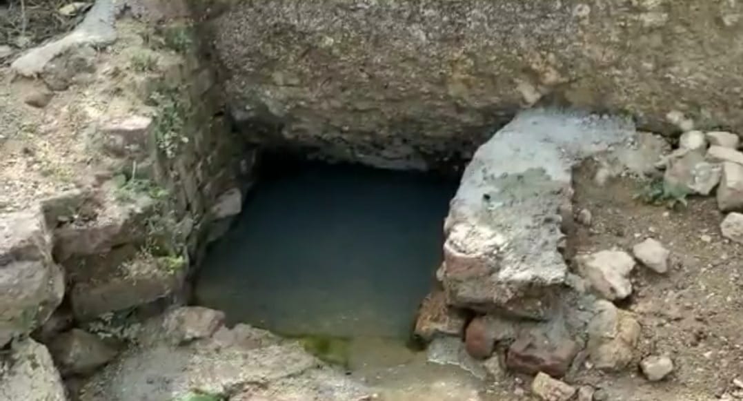 पहाड़ी क्षेत्रों में  पानी की किल्लत से ग्रामीण परेशान , चुआं के पानी से बुझा रहे प्यास