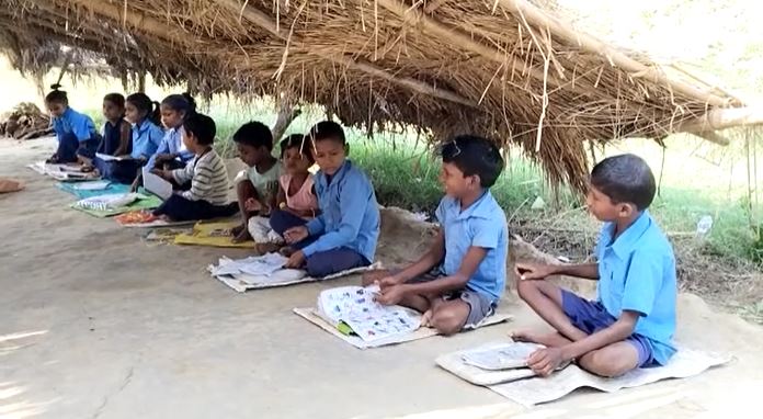 बिहार में शिक्षा का हाल : झोपड़ी में स्कूल, शौच के लिए जाते हैं खेत में,  चापाकल का पीते हैं पानी