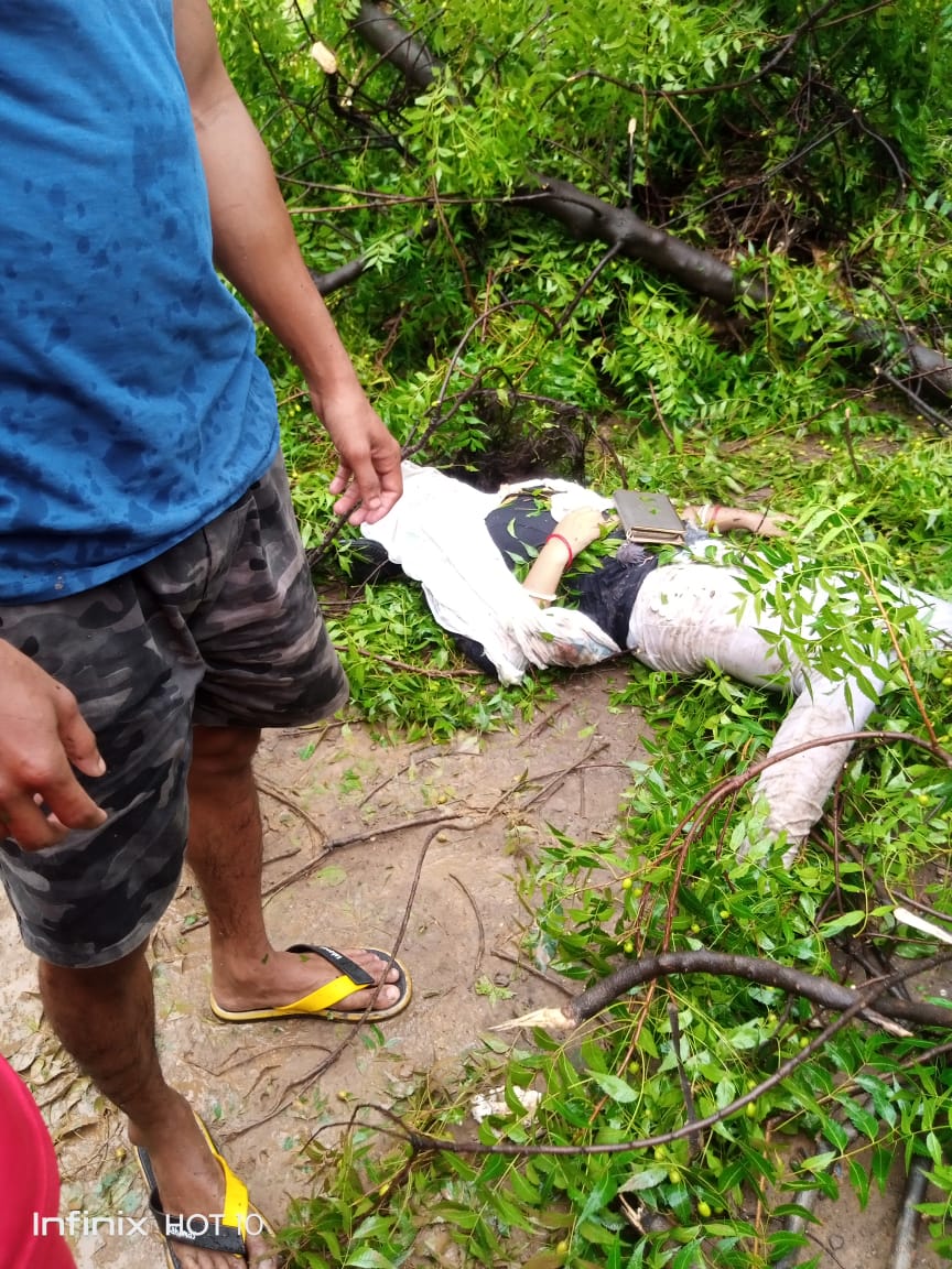 आंधी-तुफान का कहर : जिस पेड़ के नीचे जान बचाने के लिए खड़ी थी, उसी पेड़ के नीचे दबने से हुई मौत