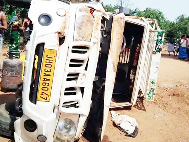 मजदूरों से भरी पिकअप वैन पलटी, 1 की मौत, 5 घायल