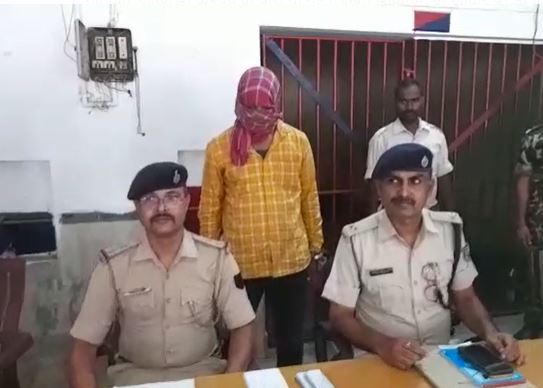 भोजपुरी गायक खेसारी लाल के गीतकार को धमकी देने वाला वाराणसी से गिरफ्तार