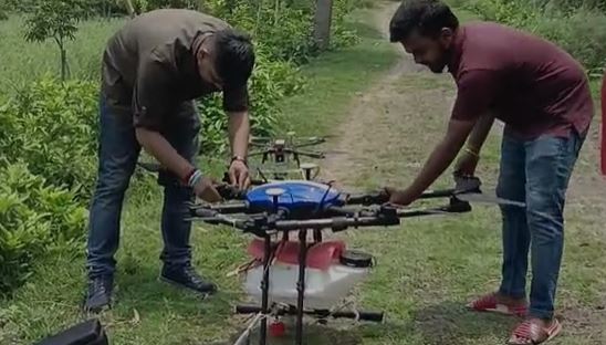 युवा इंजीनियर ने किसानों के लिए बनाया खास ड्रोन, महज कुछ मिनटों में होगा कई दिनों का काम