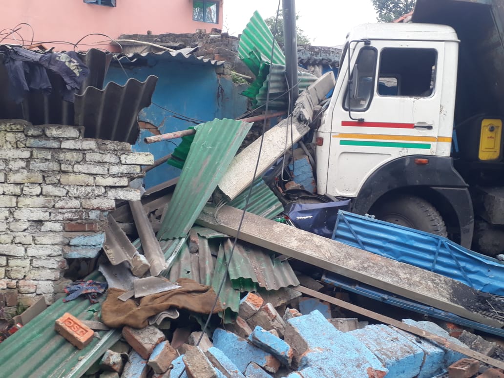 धनबाद : गराज में घुसा हाइवा,कार और दो मोटरसाइकिल छतिग्रस्त