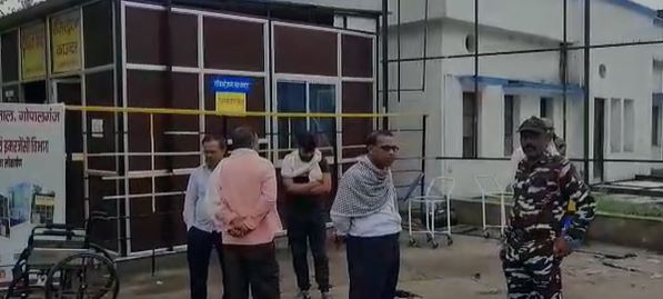 लॉज में फंदे से झूलता मिला छात्र का शव, पिता ने सीनियरों पर रैगिंग का लगाया आरोप