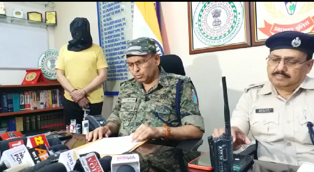 नक्सलियों के नाम पर रंगदारी मांगने वाला कुख्यात अपराधी चढ़ा पुलिस के हत्थे, 6 हाईटेक मोबाइल बरामद