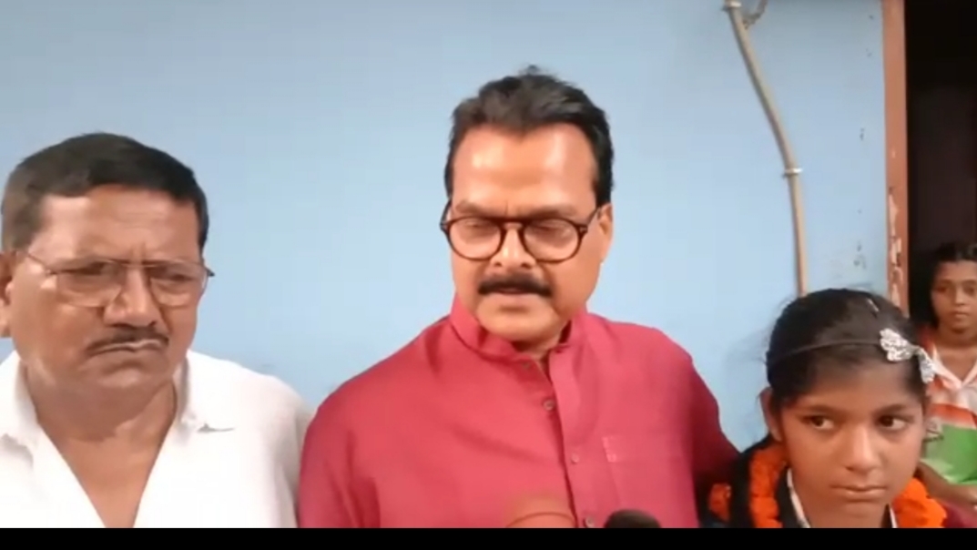 तीरंदाजी प्रतियोगिता में गोल्ड मेडल विजेता खुशी कुमारी को कांग्रेस के वरीय नेता अशोक सिंह ने किया सम्मानित