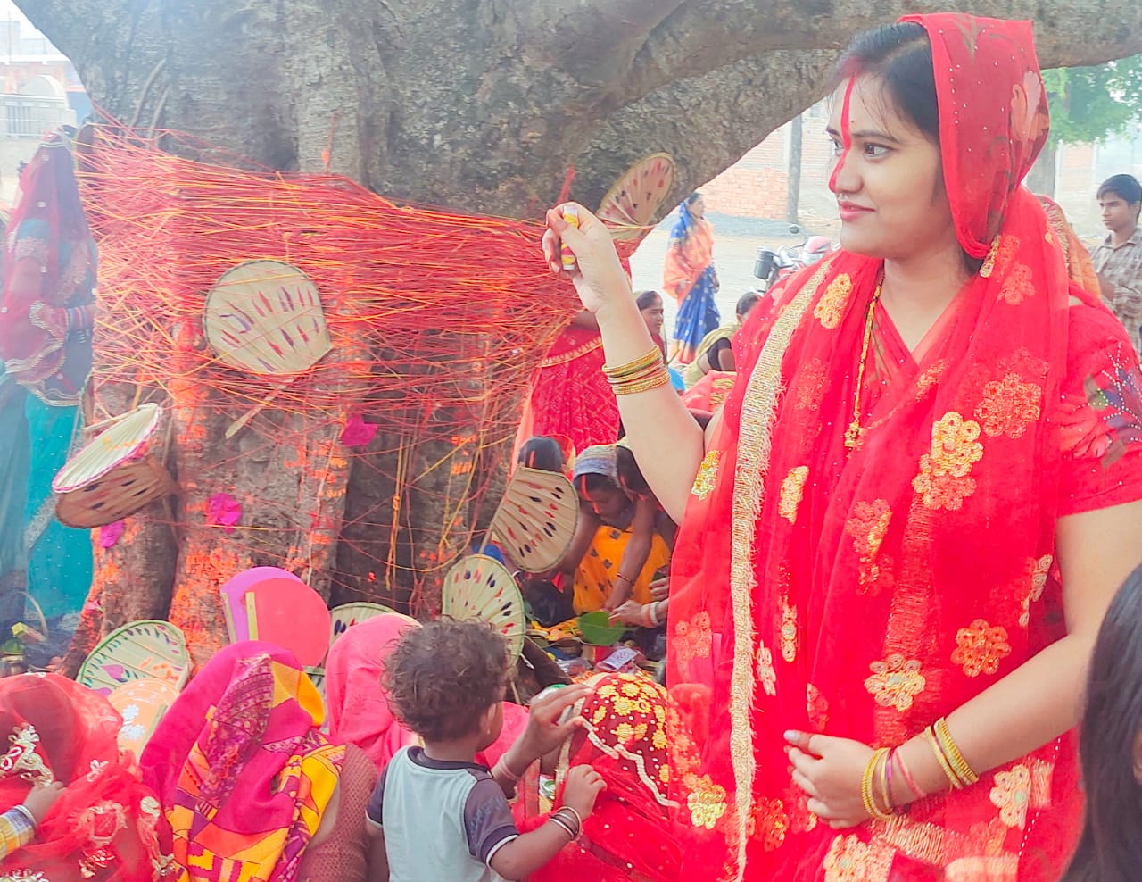 वट की छांव तले 16 शृंगार में सुहागिनों का संगम, पति की दीर्घायु व ऐश्वर्य का मांगा वरदान