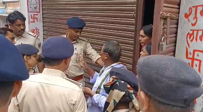 अतिक्रमण खाली कराने गई पुलिस के सामने पेट्रोल छिड़क कर आत्मदाह का प्रयास, चार लोग हिरासत में