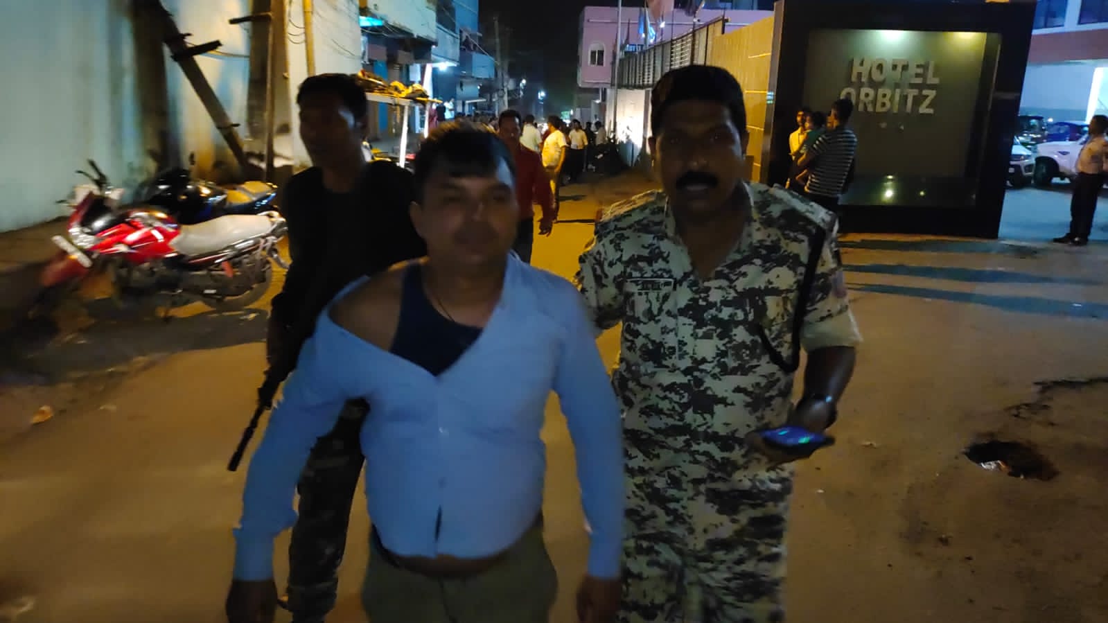 विवाहिता का शव फंदे से झुलता देख मायके वालों का गुस्सा भड़का, पुलिस के सामने ही पति की जमकर पिटाई