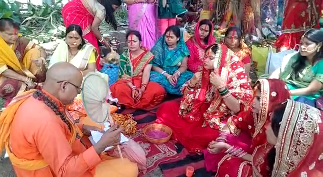 लौहनगरी में सुहागिनों ने की वट वृक्ष की पूजा, पति के दीर्घायू और परिवार के लिए सुख-समृद्धि की कामना की