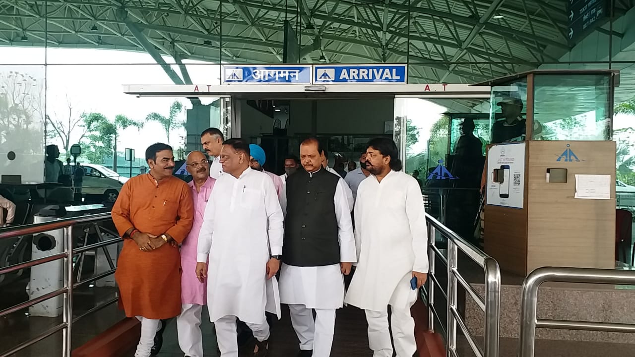 कांग्रेस प्रभारी पहुंचे रांची,कहा 27 पर अकेले सरकार नहीं चला सकती JMM