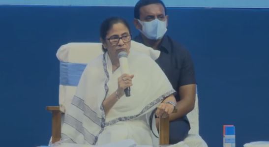 डीएम पर भड़की सीएम ममता, बोलीं -  कार्यकर्त्ता होती तो चार थप्पड़ लगाती