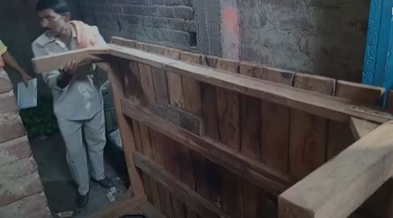 हत्या के बाद फरार आरोपी की घर में पुलिस ने की कुर्की जब्ती