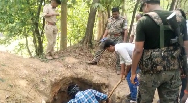 अवैध शराब अड्डे पर पुलिस का छापा, भारी मात्रा में महुआ शराब बरामद