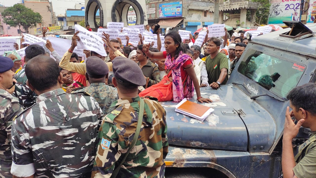 BREAKING : किसान नेता की गिरफ्तारी के बाद जोरदार हंगामा, पुलिस- प्रदर्शनकारियों में तीखी झड़प, रणक्षेत्र में बदला शहर