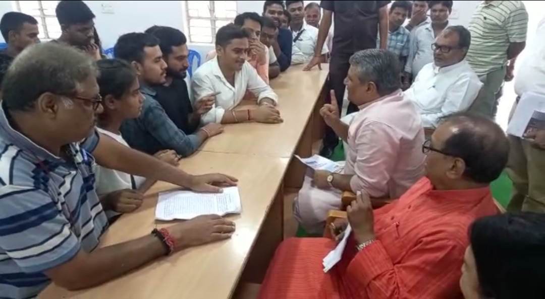 मगध विश्वविद्यालय में सेशन लेट होने पर छात्रों ने किया हंगामा,  शिक्षा मंत्री से लगाई गुहार