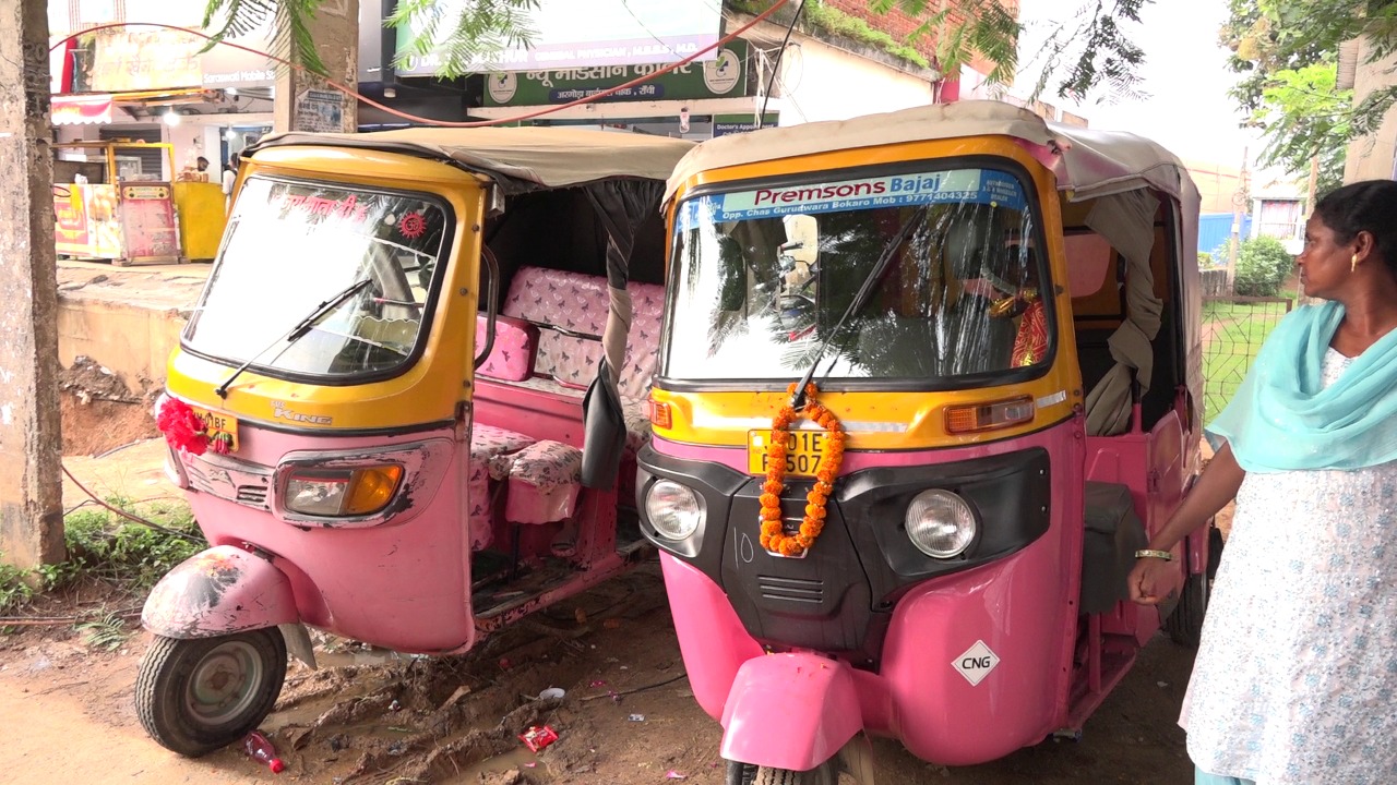 राजधानी में महिला ऑटो चालकों ने धूमधाम से मनाया विश्वकर्मा पूजा