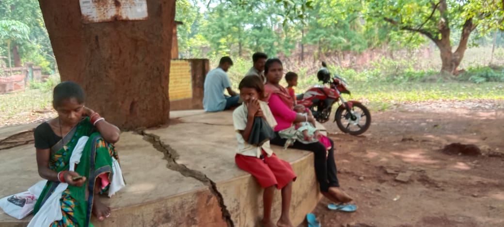 लापरवाही : सारंडा के बड़ाजामदा सरकारी अस्पताल में ताला जड़ा देख घर लौट गए मरीज