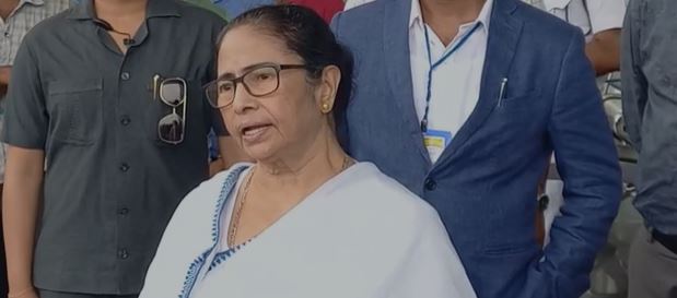 तीन  दिवसीय दौरे के बाद कोलकता लौटीं सीएम ममता बनर्जी,कहा- अंतर्राष्ट्रीय स्तर का बनेगा अंडाल एयर पोर्ट