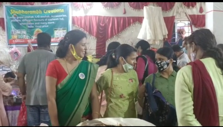 मारवाड़ी युवा मंच ने गरीबों के लिए लगाया परिधानों का मेला, बडी संख्या में महिलाएं पहुंच रही खरीददारी के लिए