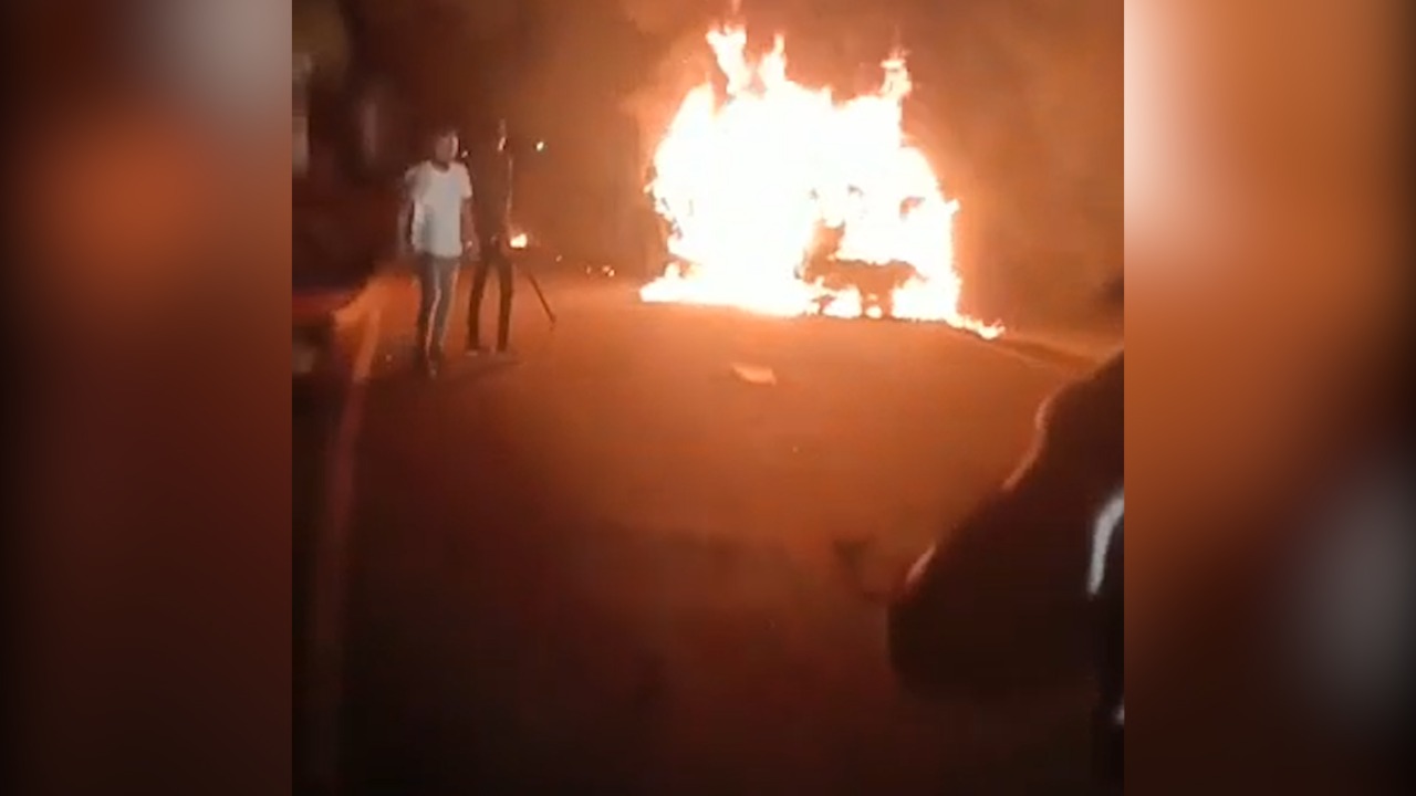 विजय जुलूस के दौरान दो गुटों में हिंसक झड़प, फायरिंग, पुलिस कर रही जांच