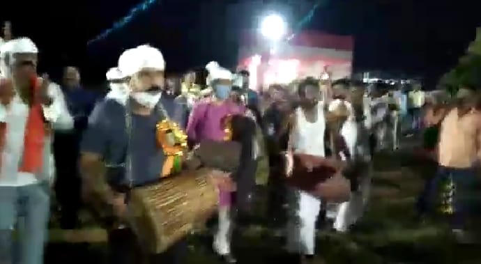 सरायकेला पुलिस लाइन में करम पर्व का हुआ आयोजन, एसपी भी जवानों संग मांदर बजाते झूमे