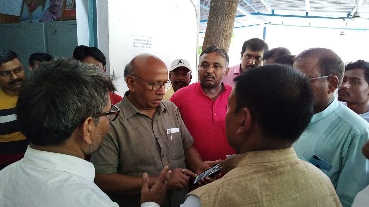 पीडीएस एसोसिएशन अपनी समस्या को लेकर पहुंचे विधायक आवास कार्यालय, सभी डीलर अनिश्चित काल के लिए बैठे धरने पर 