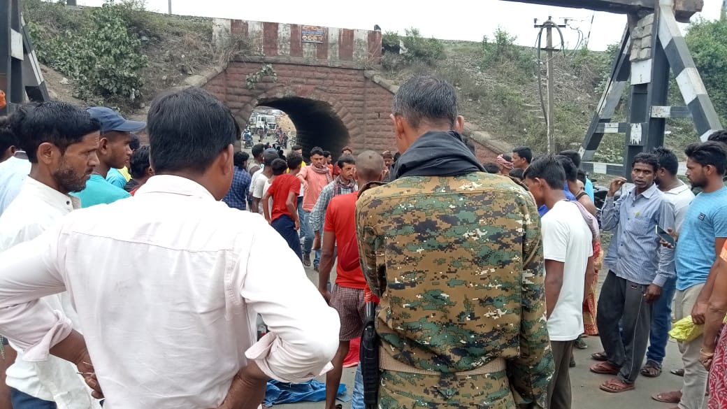 DHANBAD: कतरास गौशाला पुल के पास टेलर ने महिला को रौंदा