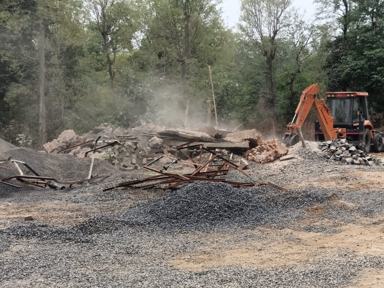 पलामू के छतरपुर में करीब 10 अवैध क्रशर के खिलाफ हुई कार्रवाई, चला बुलडोजर