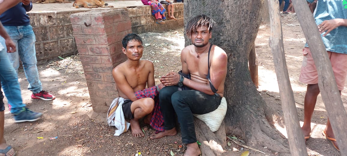 डंफर चोरी कर भाग रहे चार लोगों को ग्रामीणों ने पकड़ किया पुलिस के हवाले