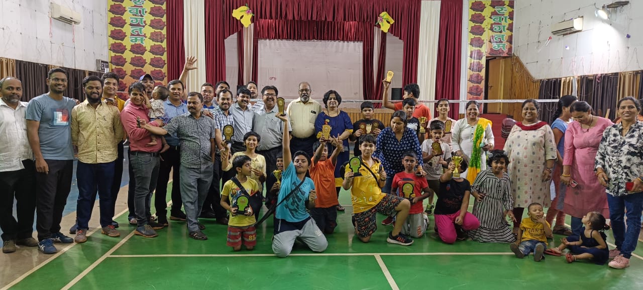 CHAIBASA: दो दिनों तक बच्चों ने बैडमिंटन में दिखाया हुनर, टुर्नामेंट जीतकर माता-पिता का बढ़ाया मान