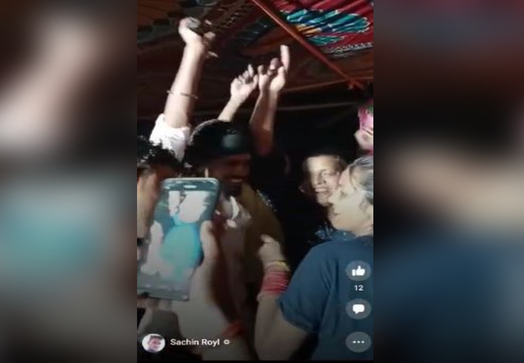 तमंचे पर डिस्को, शादी समारोह में हथियार के साथ बार बालाओं के साथ थिरकते युवक का वीडियो वायरल ...