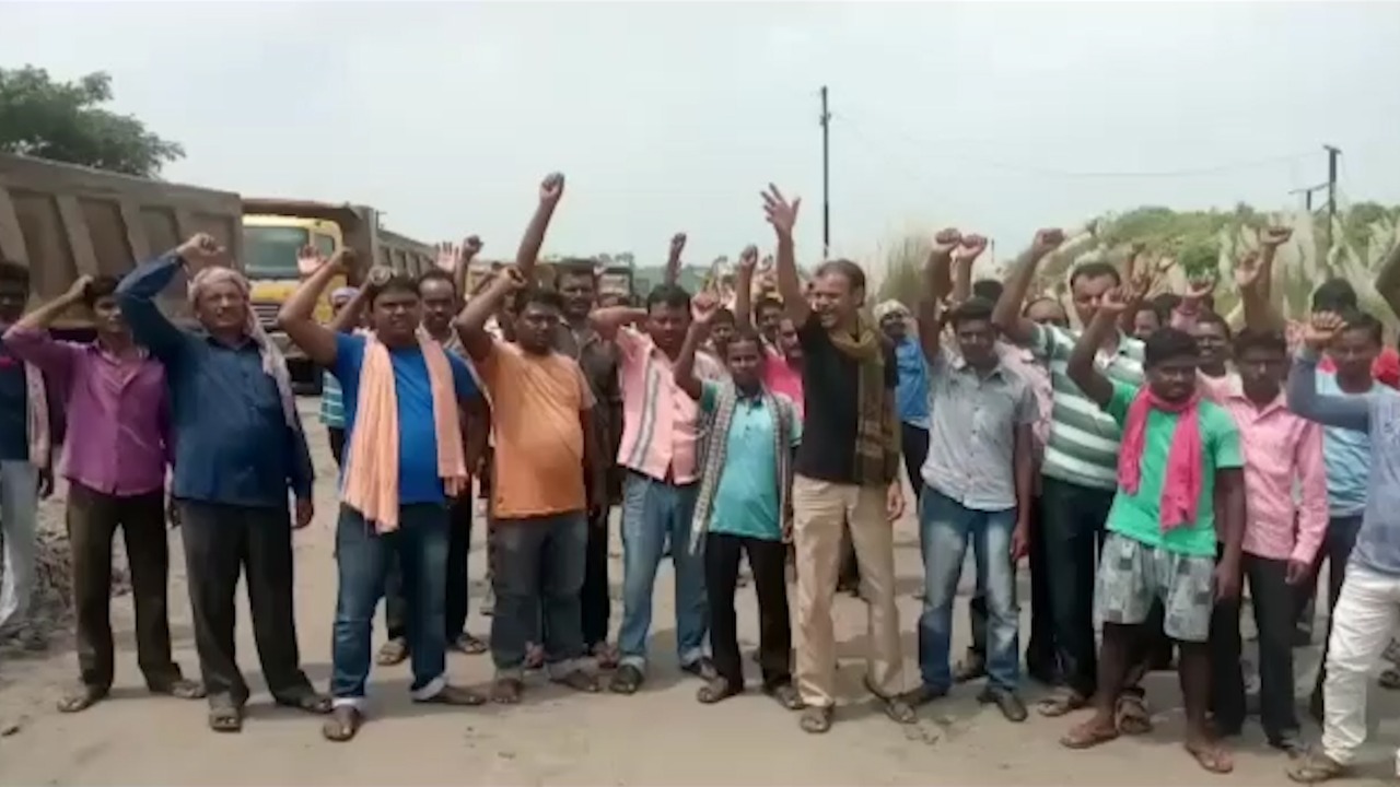 प्रबंधन के मनमाने रवैए के विरोध में आउटसोर्सिंग मजदूरों ने  कामकाज किया ठप 