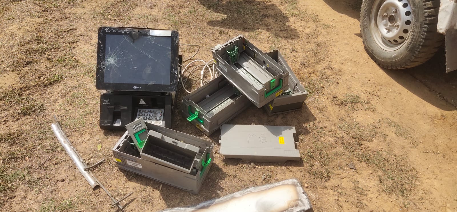 शातिरों ने एटीएम मशीन के पुर्जे-पुर्जे किए अलग, मैदान के बीच सभी कलपुर्जा रख हुए फरार