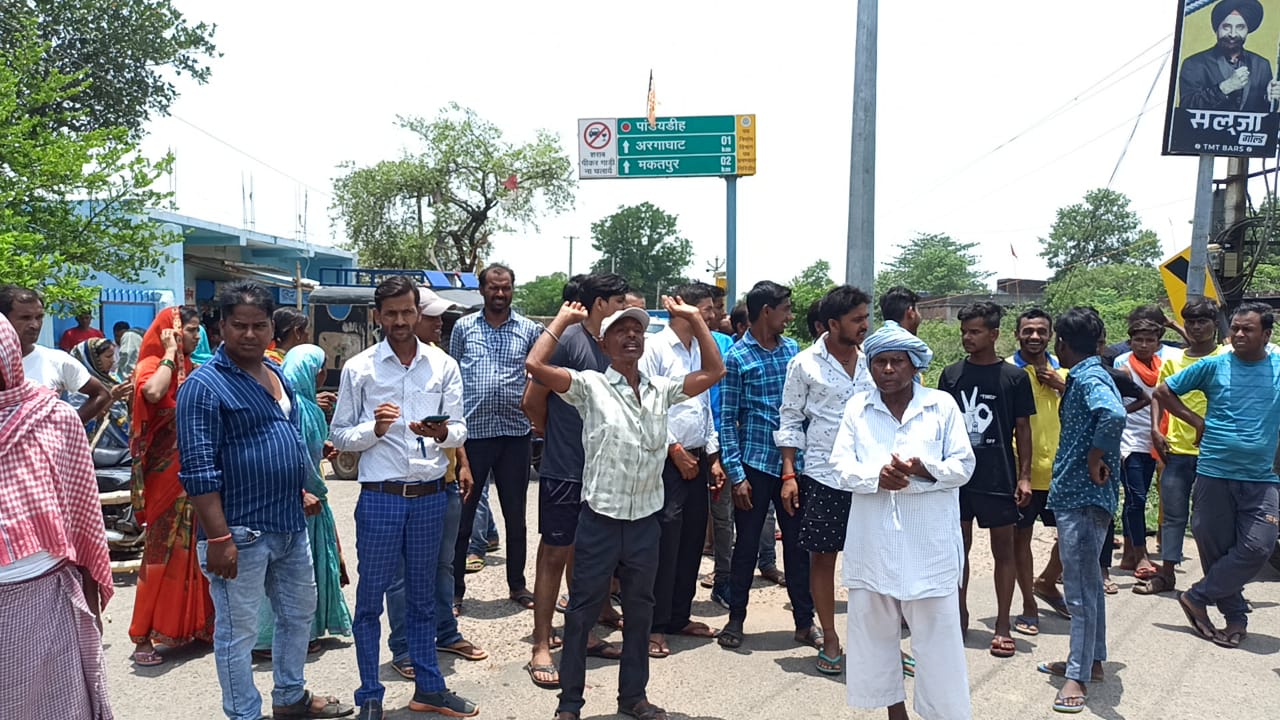 सब्जी तोड़कर लौट रही महिला पर धारदार हथियार से वार, मौत, ग्रामीणों ने किया सड़क जाम