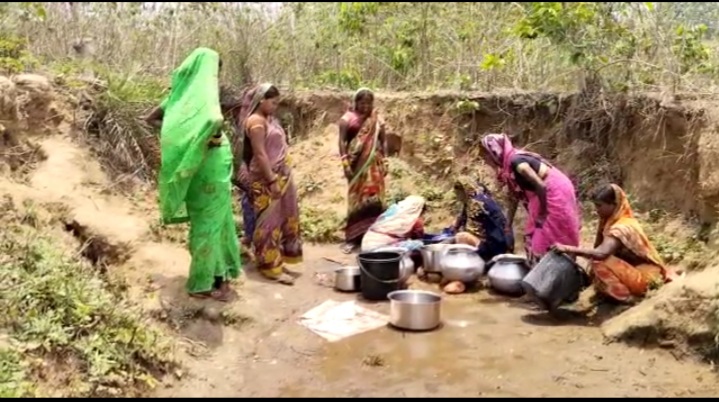 KODARMA: ग्रामीण अंचल में जल संकट, चूआं के पानी से प्यास बुझा रहे लोग