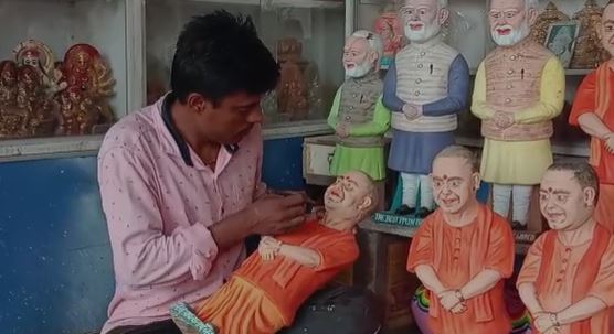 बच्चों को लुभाने के लिए मूर्तिकार ने बनाई गुल्लक के रूप में योगी की मूर्ति