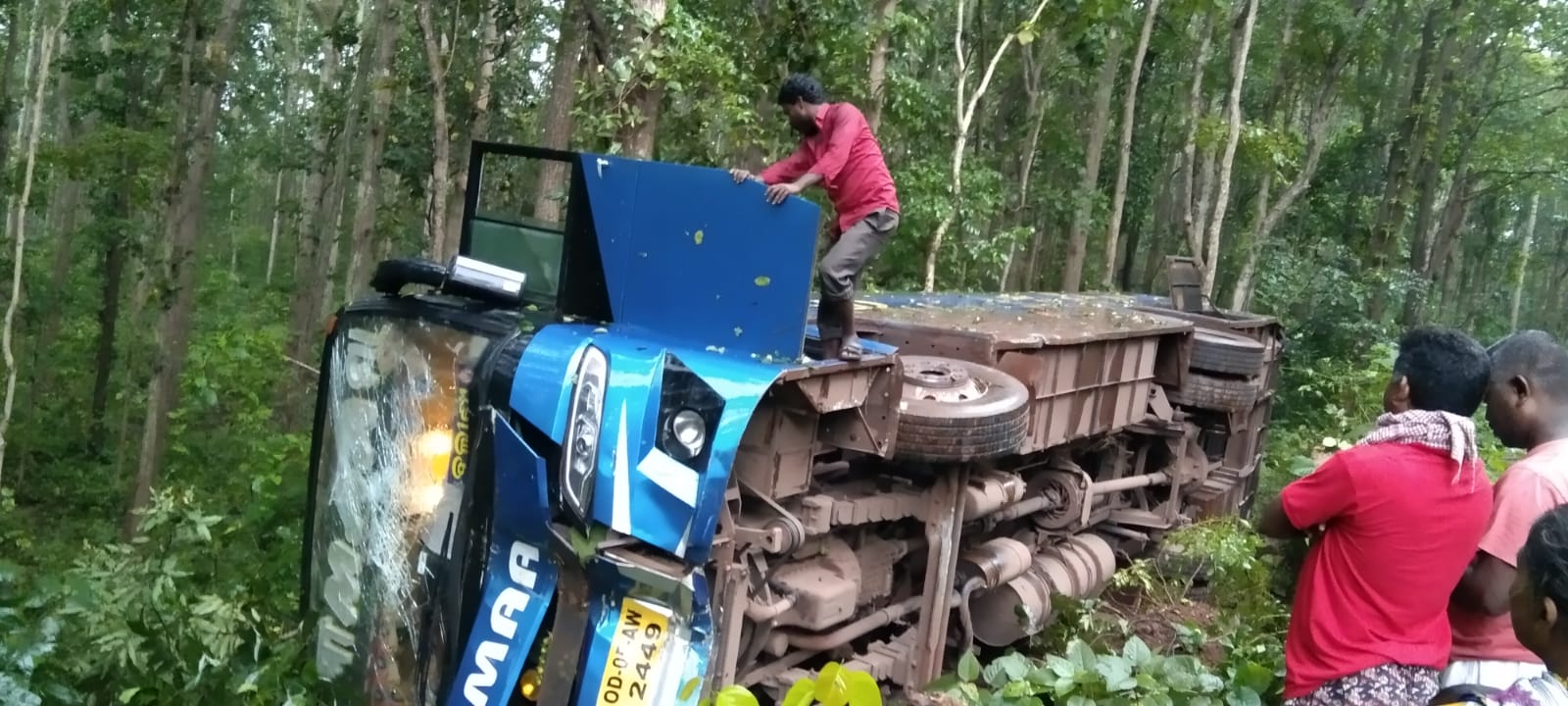 भुवनेश्वर से गुवा आ रही बस सारंडा जंगल में पलटी, बाल-बाल बचे यात्री